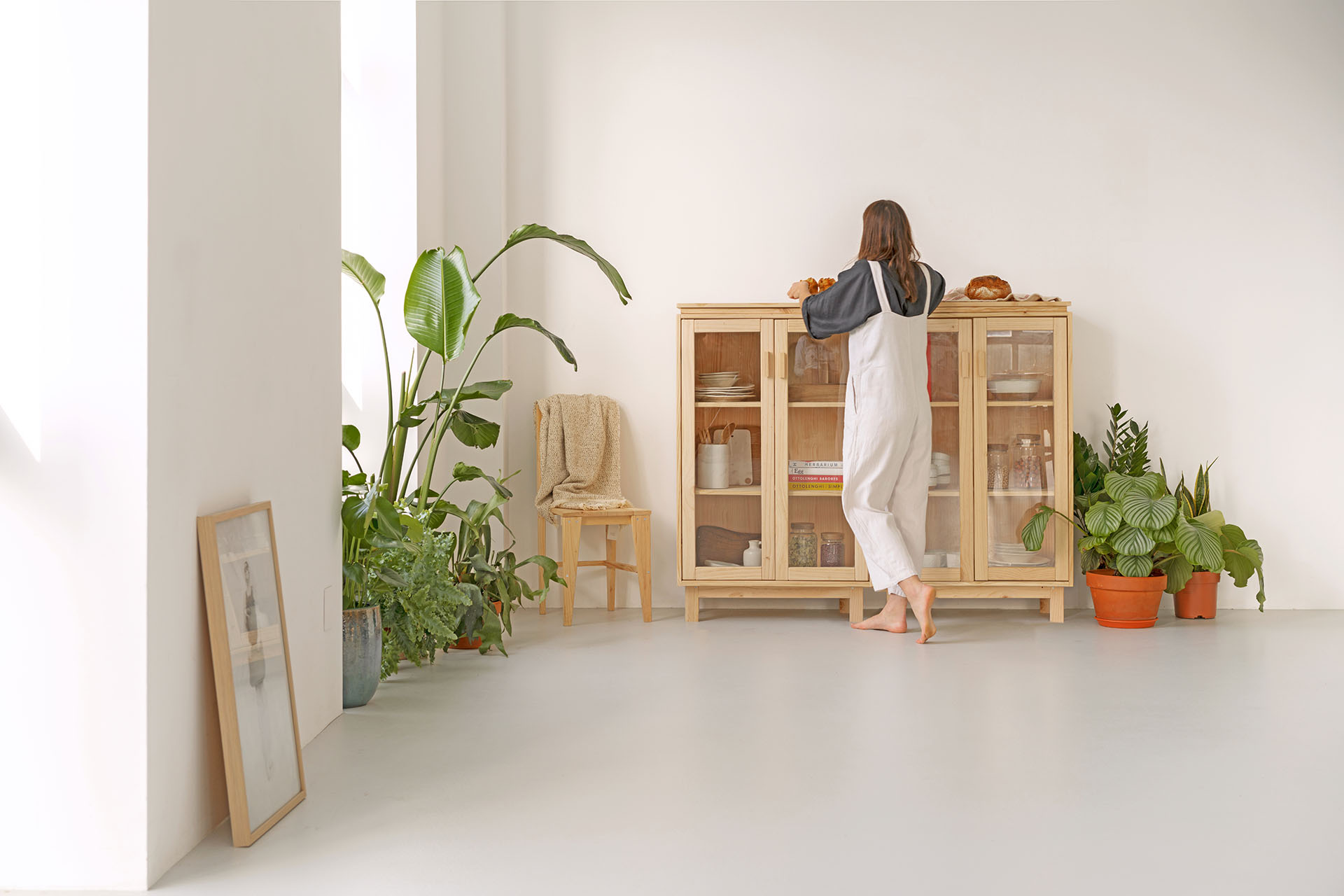 Imagen de ambiente 1 para:Vitrina de madera natural